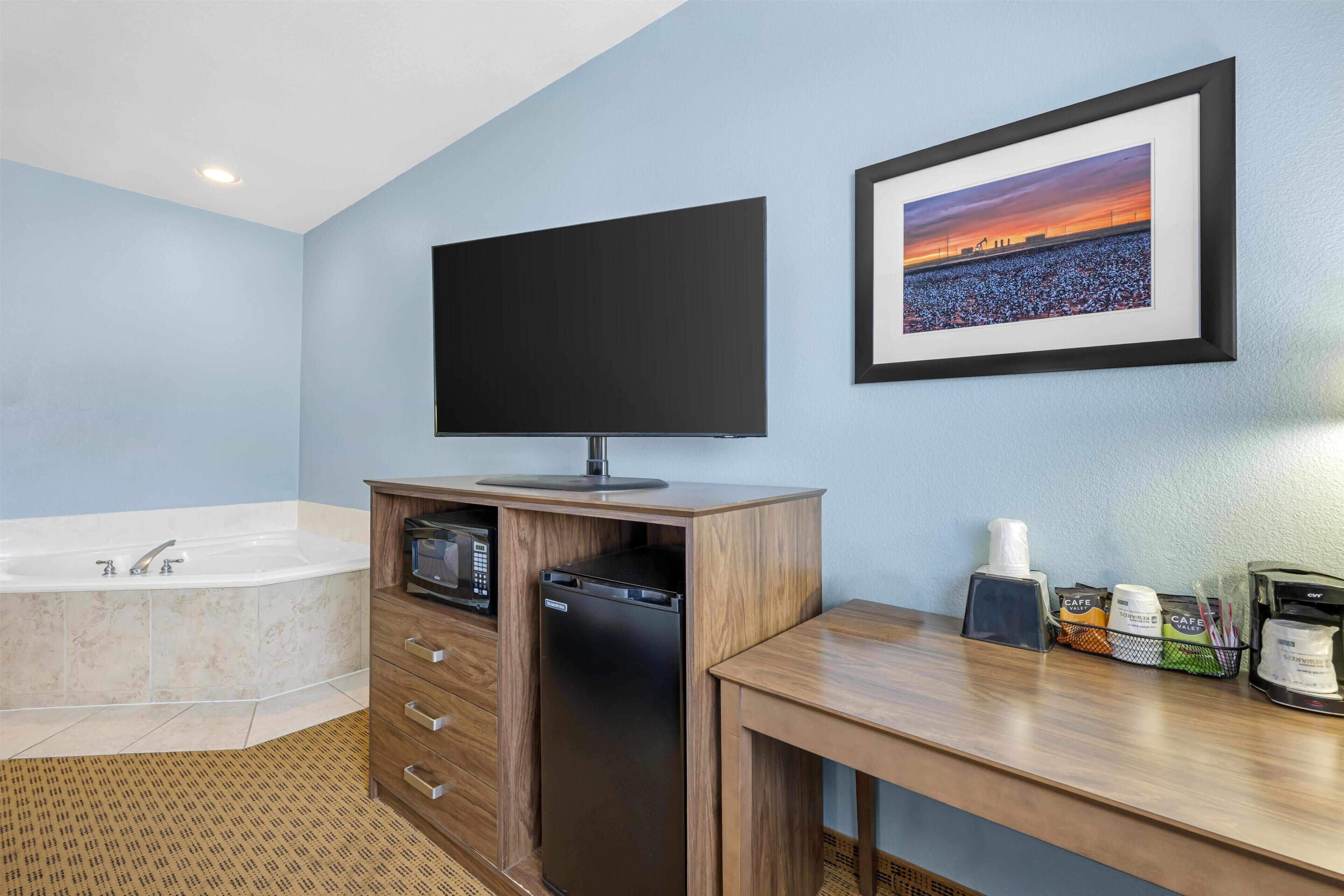 Standard Room, 1 King Bed, Accessible, Refrigerator & Microwave | Desk, laptop workspace, iron/ironing board, free WiFi