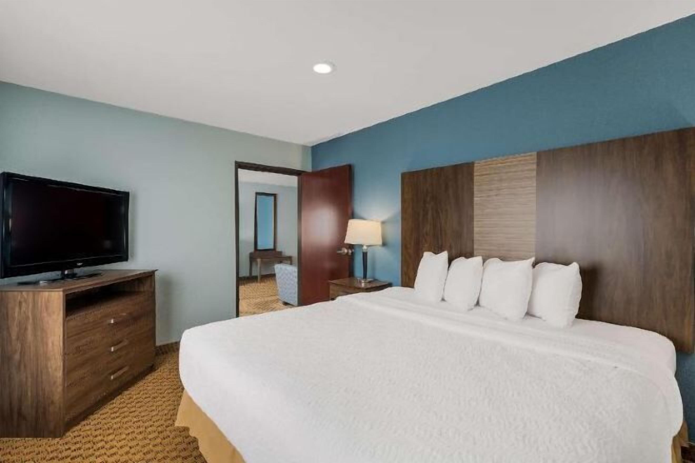 Escritorio y espacio para trabajar con laptop 