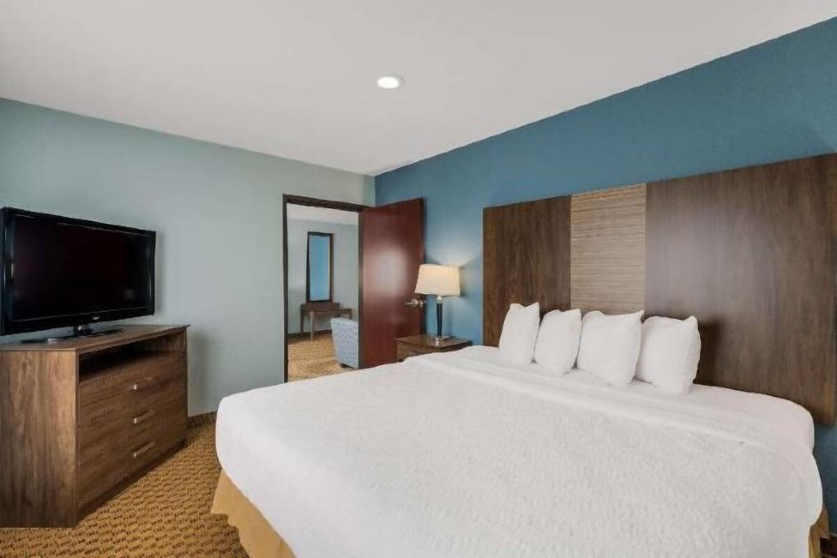 Escritorio y espacio para trabajar con laptop