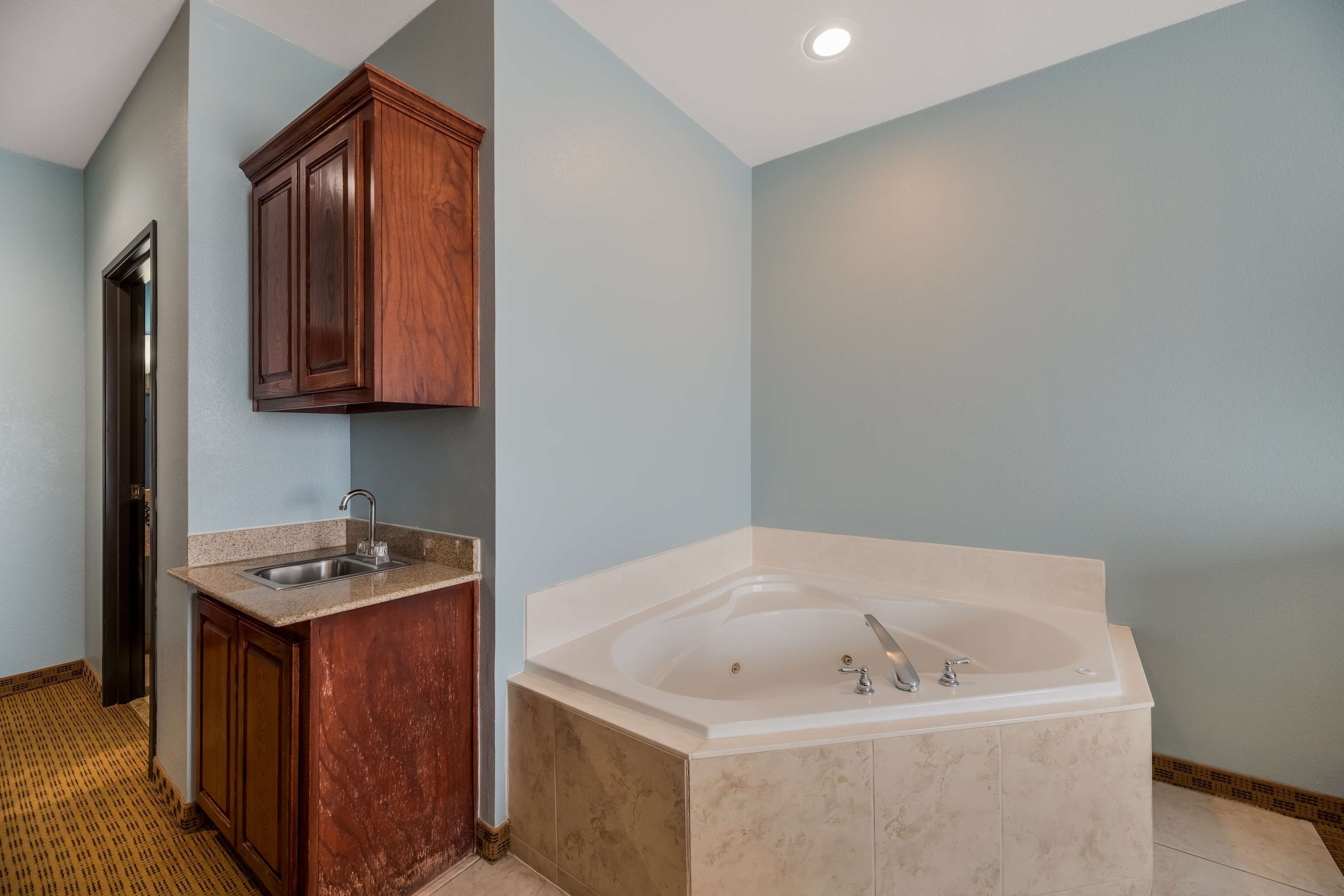 standard room, 1 king bed, non smoking, jetted tub | 1 bedroom, desk, laptop workspace, iron/ironing board