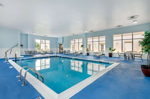 Una piscina cubierta (de 08:00 a 22:00), tumbonas