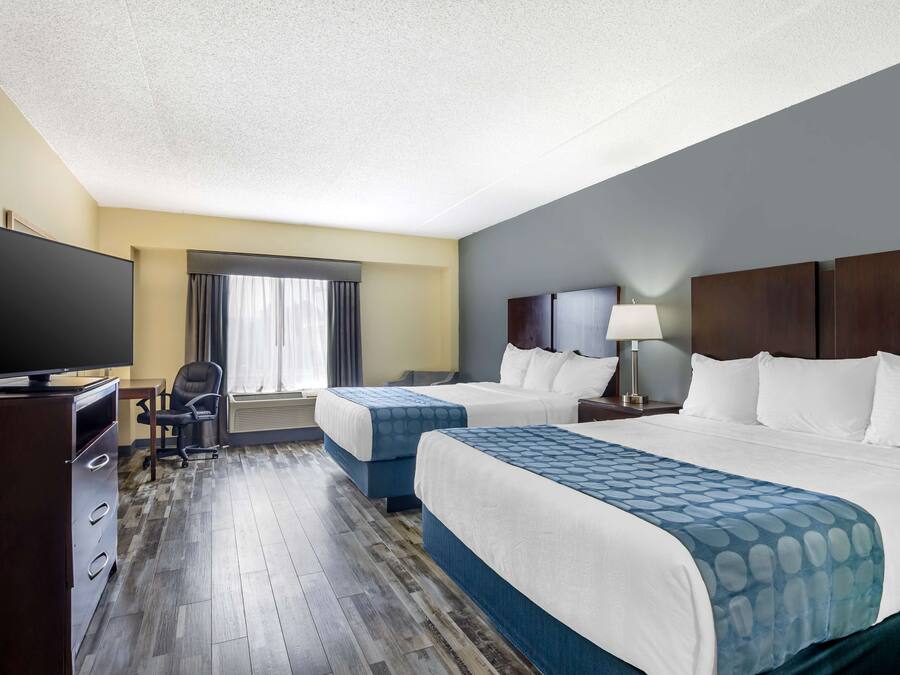 Pillow-top beds, individually decorated, individually furnished, desk