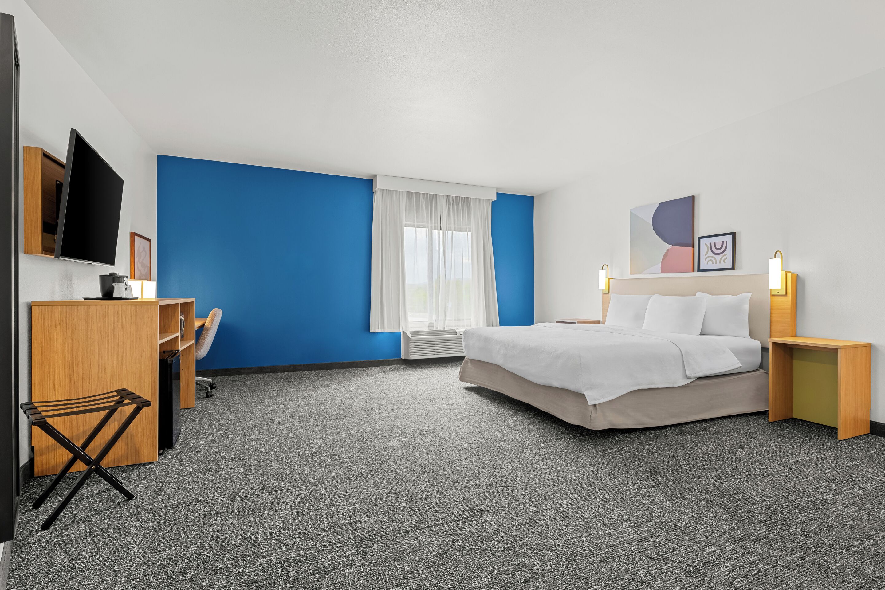 Kamer, 1 kingsize bed, toegankelijk voor mindervaliden (Mobility, 3x3 Shower) | 1 slaapkamer, een bureau, verduisterende gordijnen