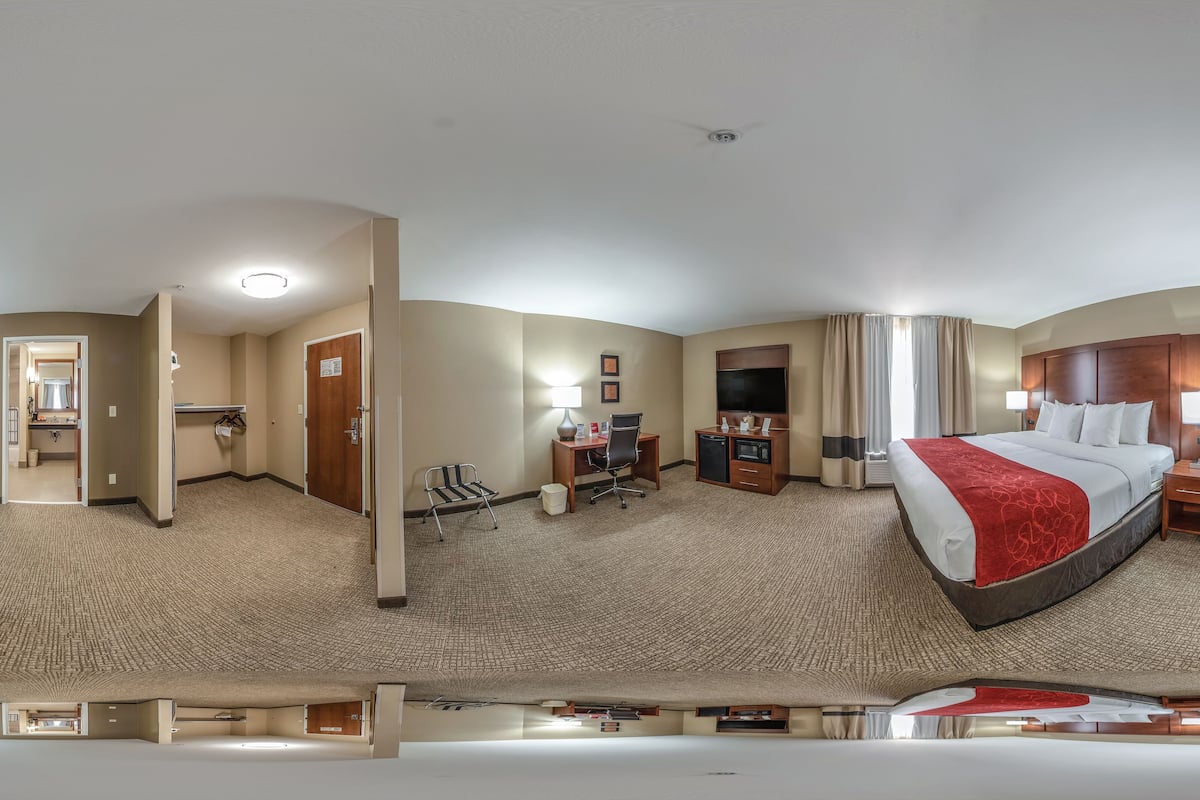Suite, 1 Tempat Tidur King dengan tempat tidur Sofa, Bebas Asap Rokok | 1 kamar tidur, meja kerja, tirai kedap cahaya, dan setrika/meja setrika