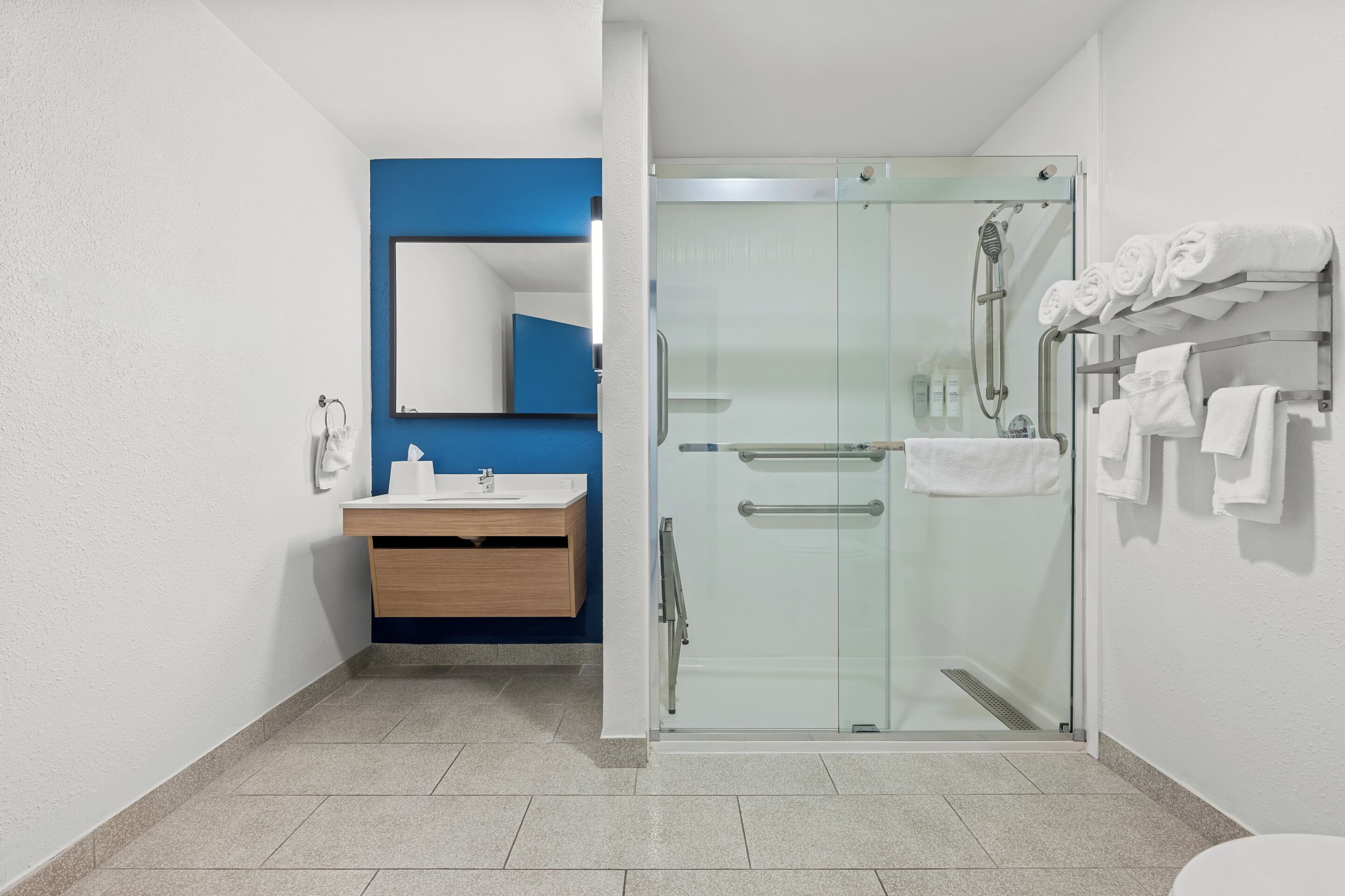 客房, 1 張特大雙人床, 無障礙 (Mobility, 3x3 Shower) | 浴室 | 淋浴設備、免費梳洗用品、風筒、提供毛巾