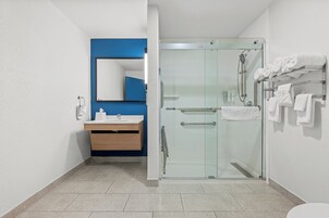 Rum - 1 kingsize-säng - tillgänglighetsanpassat (Mobility, 3x3 Shower) | Badrum | Dusch, gratis toalettartiklar, hårtork och handdukar