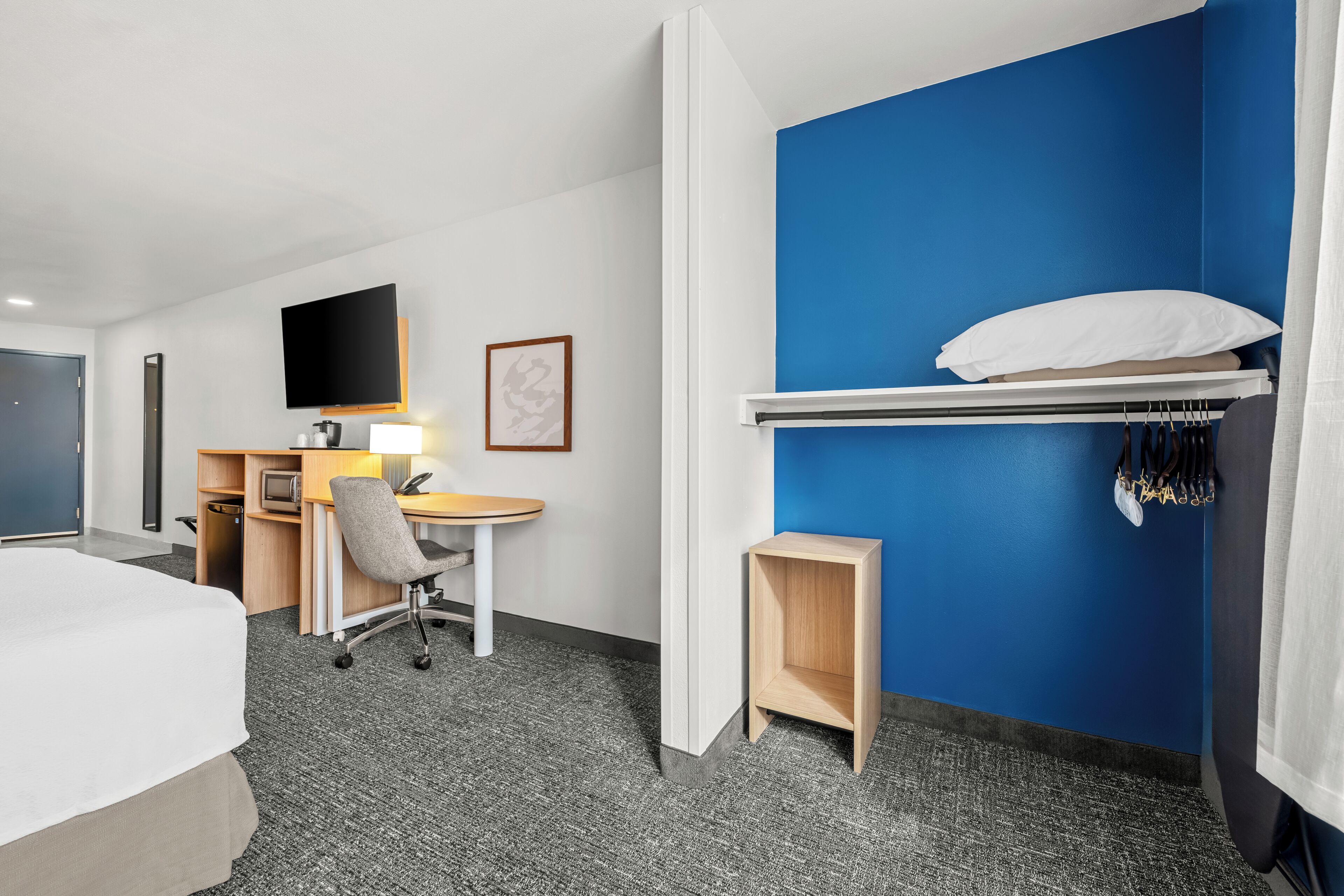 1 kamar tidur, meja kerja, tirai kedap cahaya, dan setrika/meja setrika