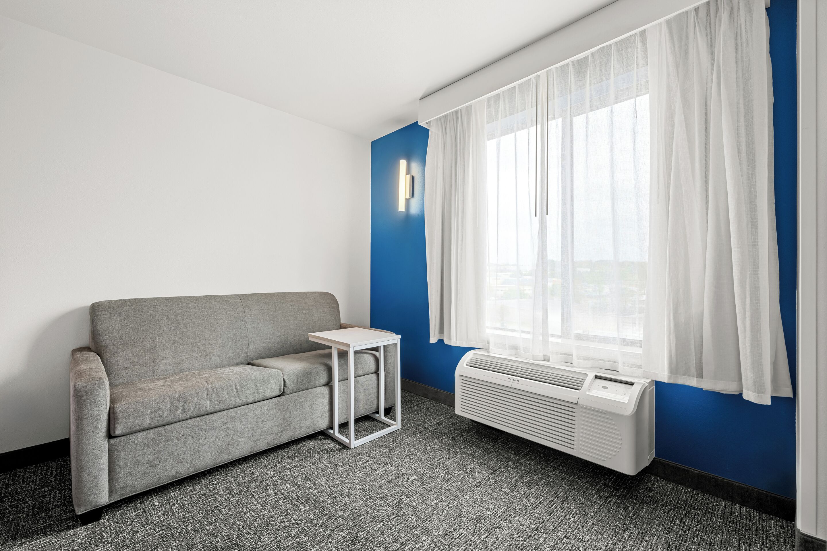 37-吋電視，提供有線頻道