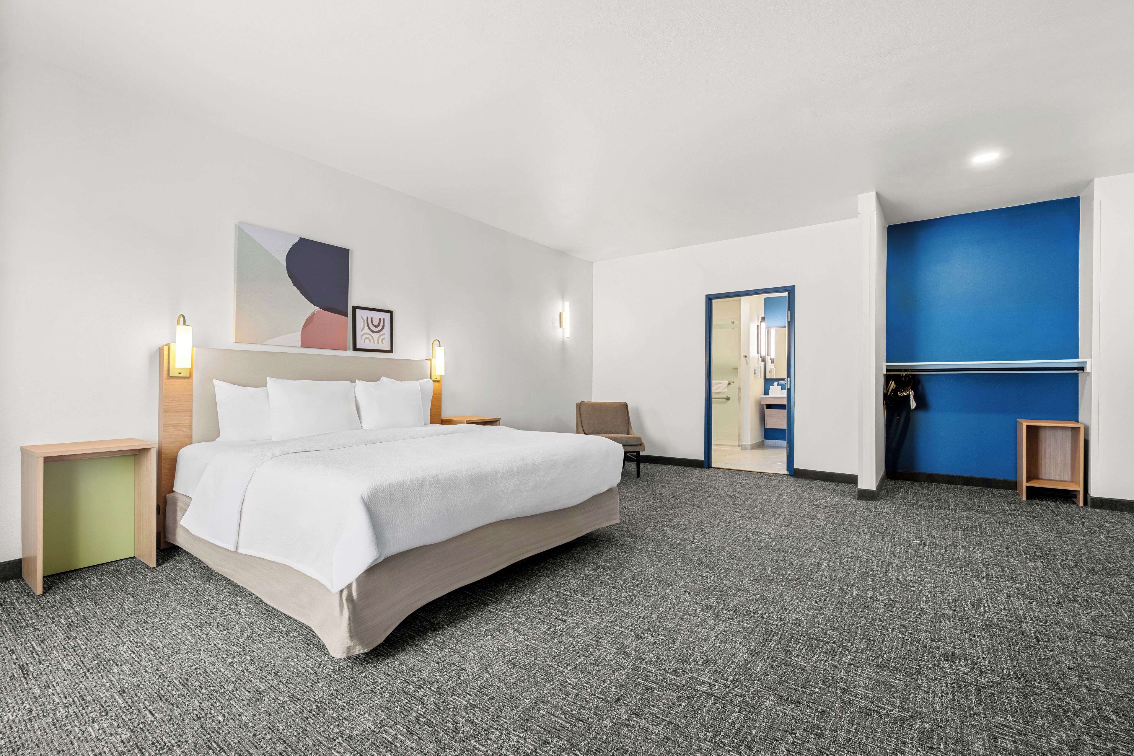 Kamar, 1 Tempat Tidur King, akses difabel (Mobility, 3x3 Shower) | 1 kamar tidur, meja kerja, tirai kedap cahaya, dan setrika/meja setrika