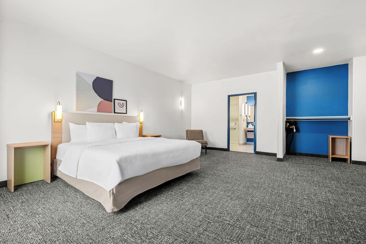 룸, 킹사이즈침대 1개, 장애인 지원 (Mobility, 3x3 Shower) | 1 개의 침실, 책상, 암막 커튼, 다리미/다리미판