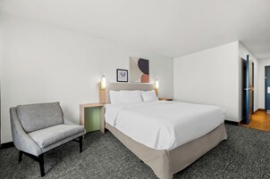 Habitación, 1 cama de matrimonio grande (Mobility, Roll-In Shower) | 1 dormitorio, escritorio, cortinas opacas