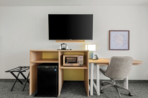 1 slaapkamer, een bureau, verduisterende gordijnen