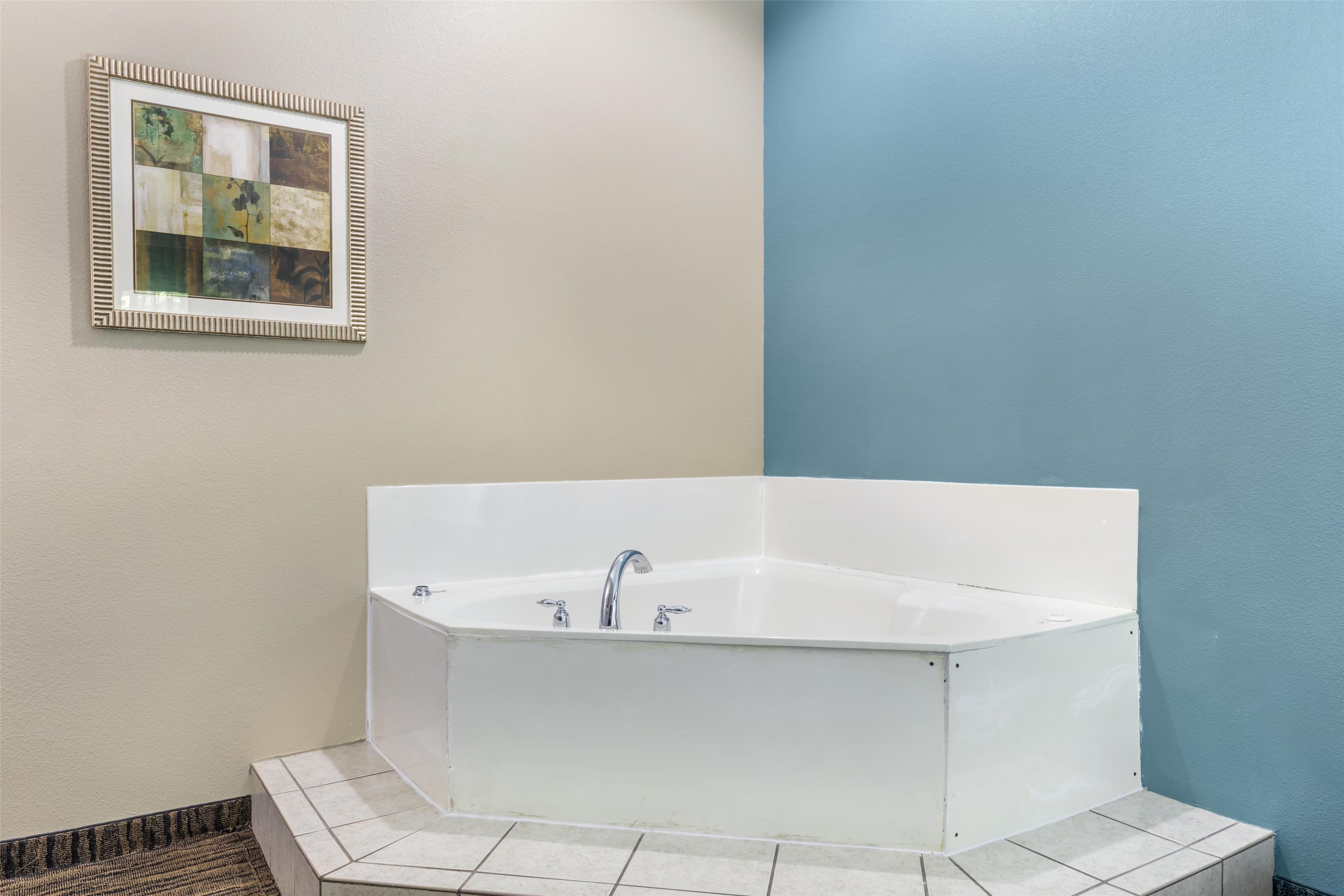 suite, 1 king bed, non smoking, jetted tub | 1 bedroom, iron/ironing board, free wifi, bed sheets