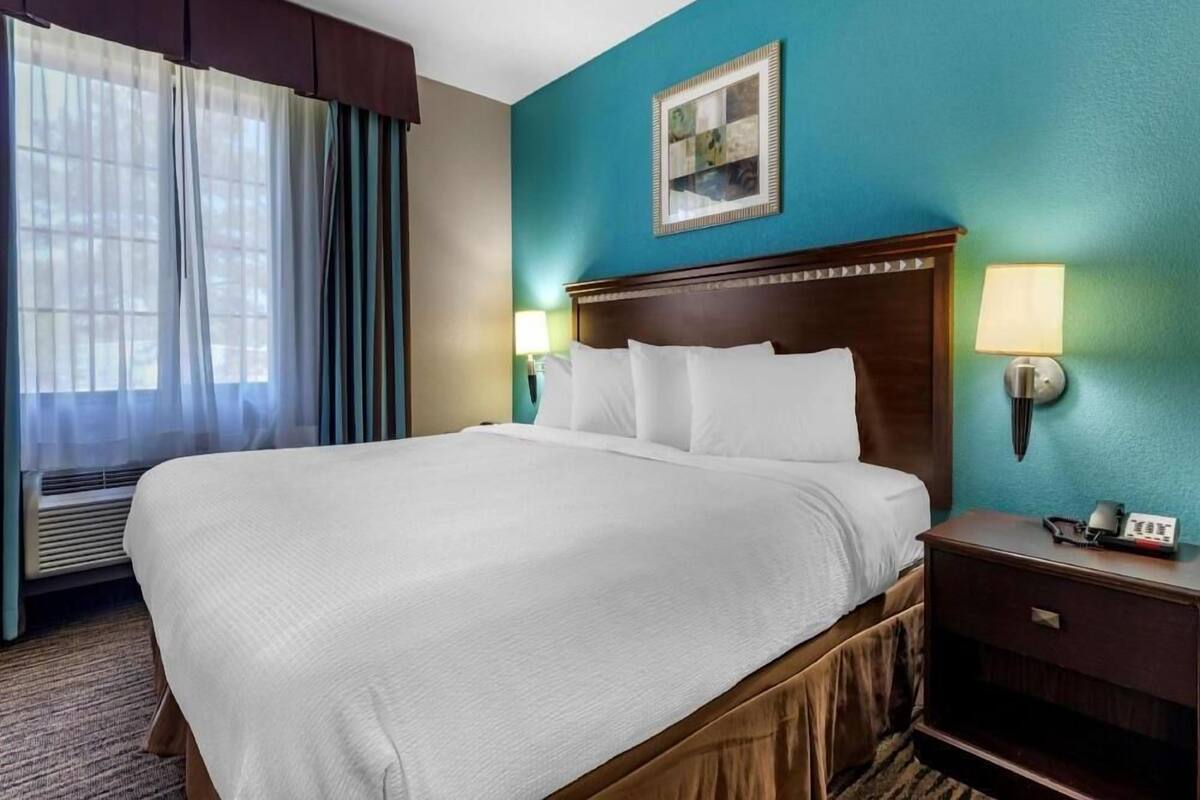 Tabla de planchar con plancha, wifi gratis y ropa de cama