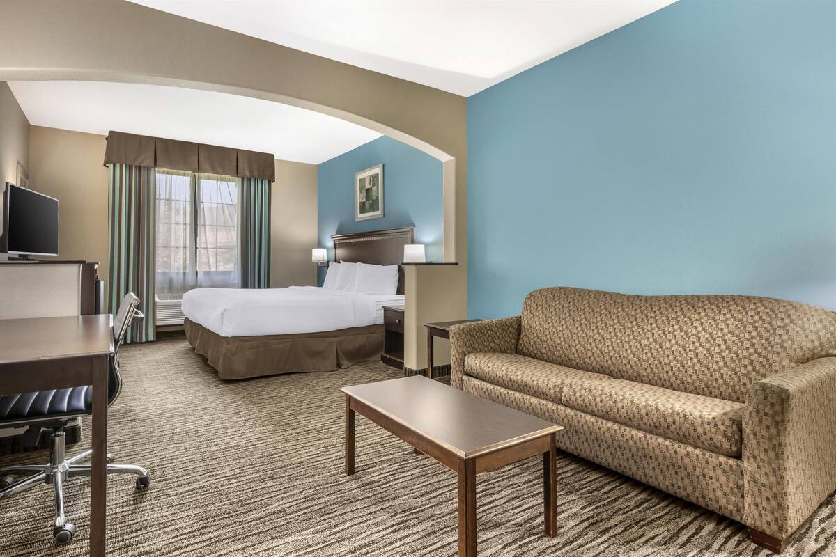 suite, 1 king bed, non smoking (oversized room) | 1 bedroom, iron/ironing board, free wifi, bed sheets