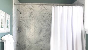 Deluxe King Spa + Balcony | Jetted tub