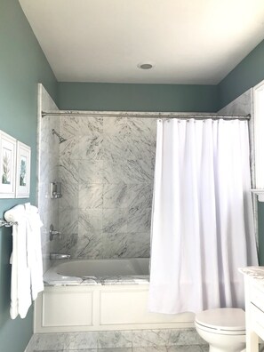 Deluxe King + Balcony | Jetted tub - West Cliff Inn - A Four Sisters Inn (Santa Cruz)