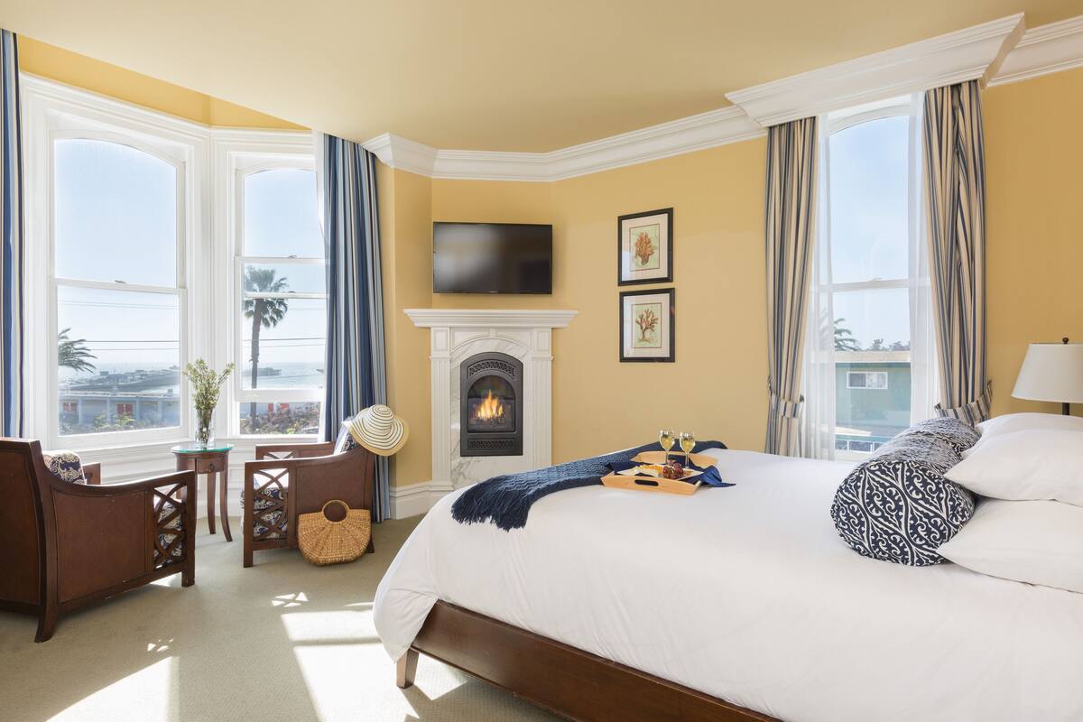 Superior King + Beach View | Premium bedding, WiFi (free), bed sheets
