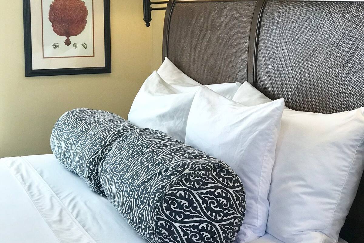 Deluxe King + Balcony | Premium bedding, WiFi (free), bed sheets
