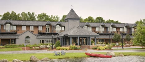 Vista frontal de la propiedad