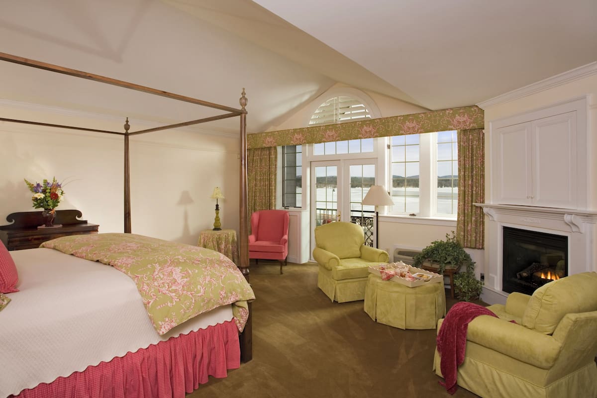 Chambre Supérieure, 1 très grand lit, bain à remous, vue lac | Vue sur le lac