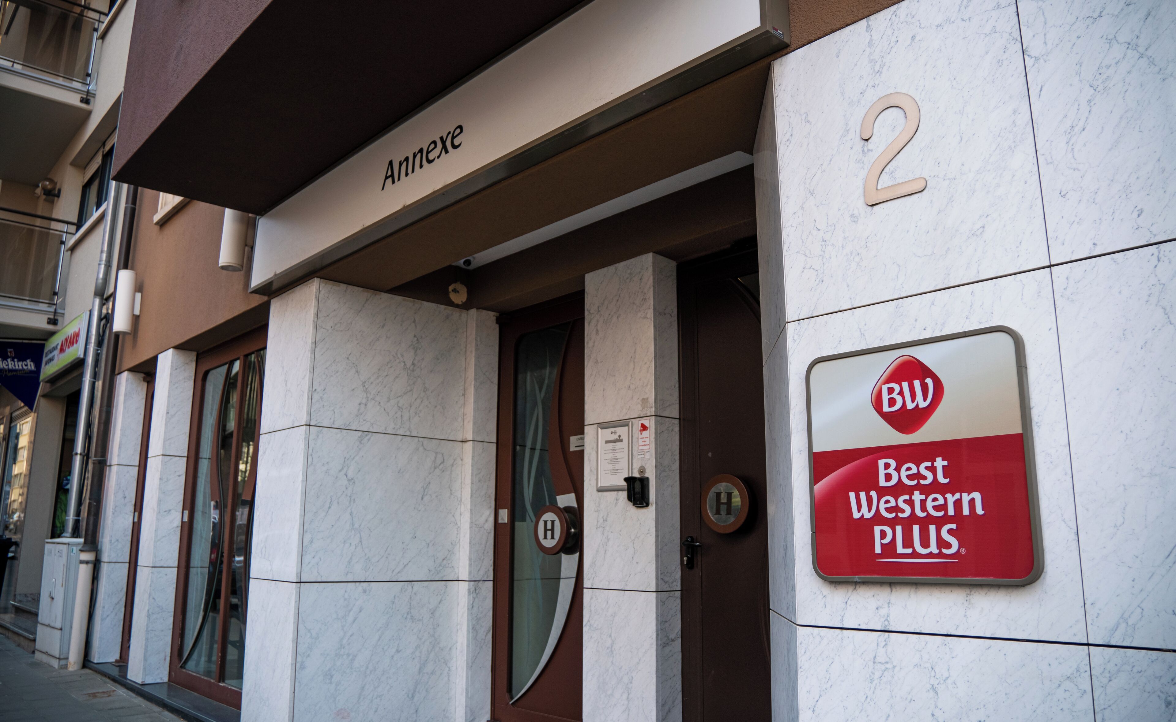 classic room, 1 double bed (emplacement bâtiment annexe) | minibar, in-room safe, individually decorated, individually furnished