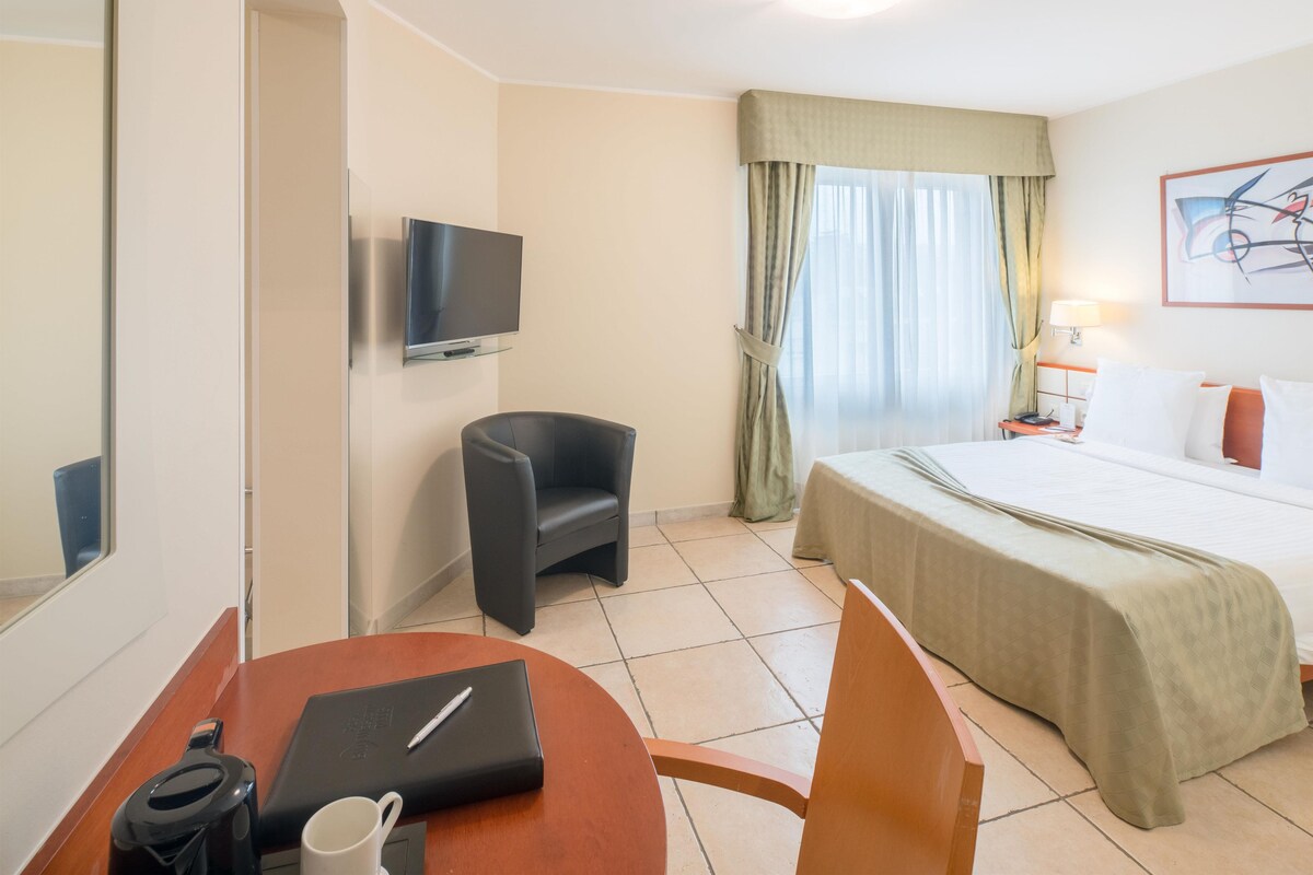 Superior Room, 1 Double Bed (bâtiment principal) | Minibar, in-room safe, laptop workspace, blackout curtains