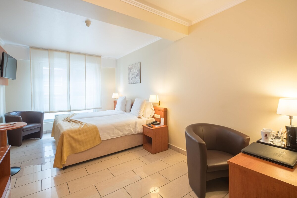 Classic Room, 1 Double Bed (emplacement bâtiment annexe) | Minibar, in-room safe, laptop workspace, blackout curtains
