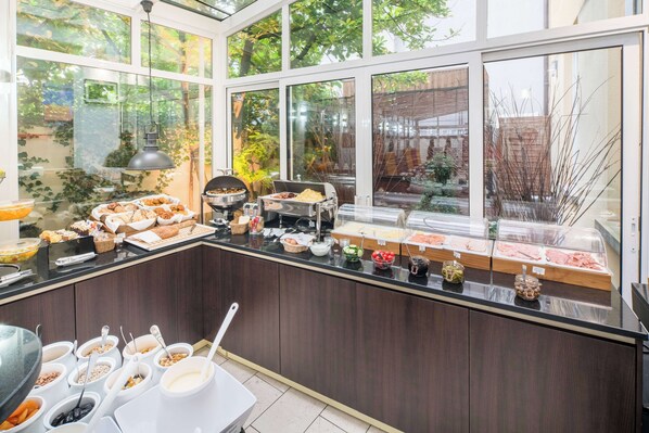 Tägliches Frühstücksbuffet (18 EUR pro Person)