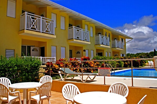 Outdoor pool - Tropical Winds Apartment Hotel (Long Bay)