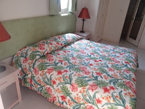 Ropa de cama de alta calidad y caja de seguridad en la habitación 