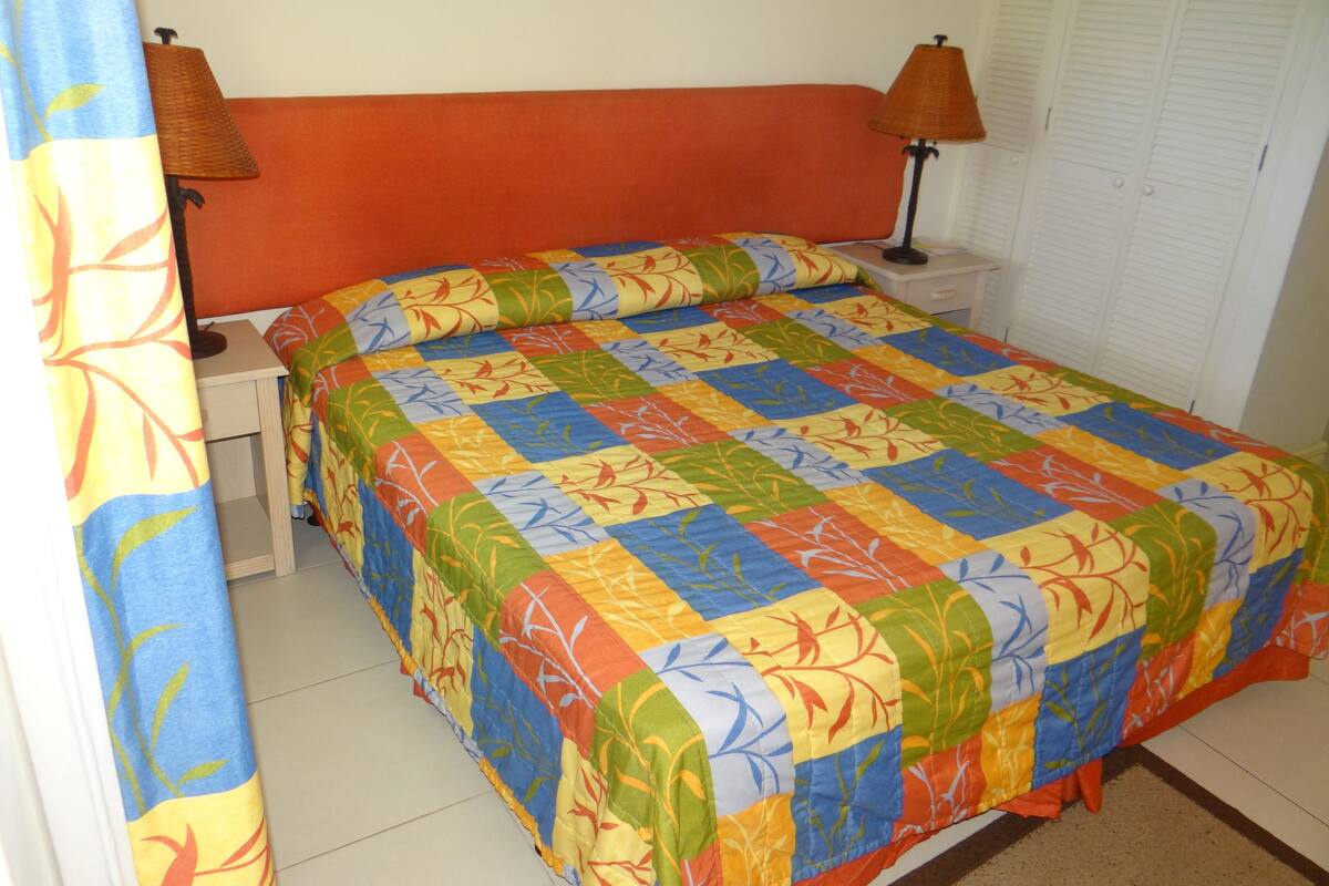 Ropa de cama de alta calidad y caja de seguridad en la habitación