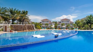 Piscine extérieure, parasols de plage, chaises longues