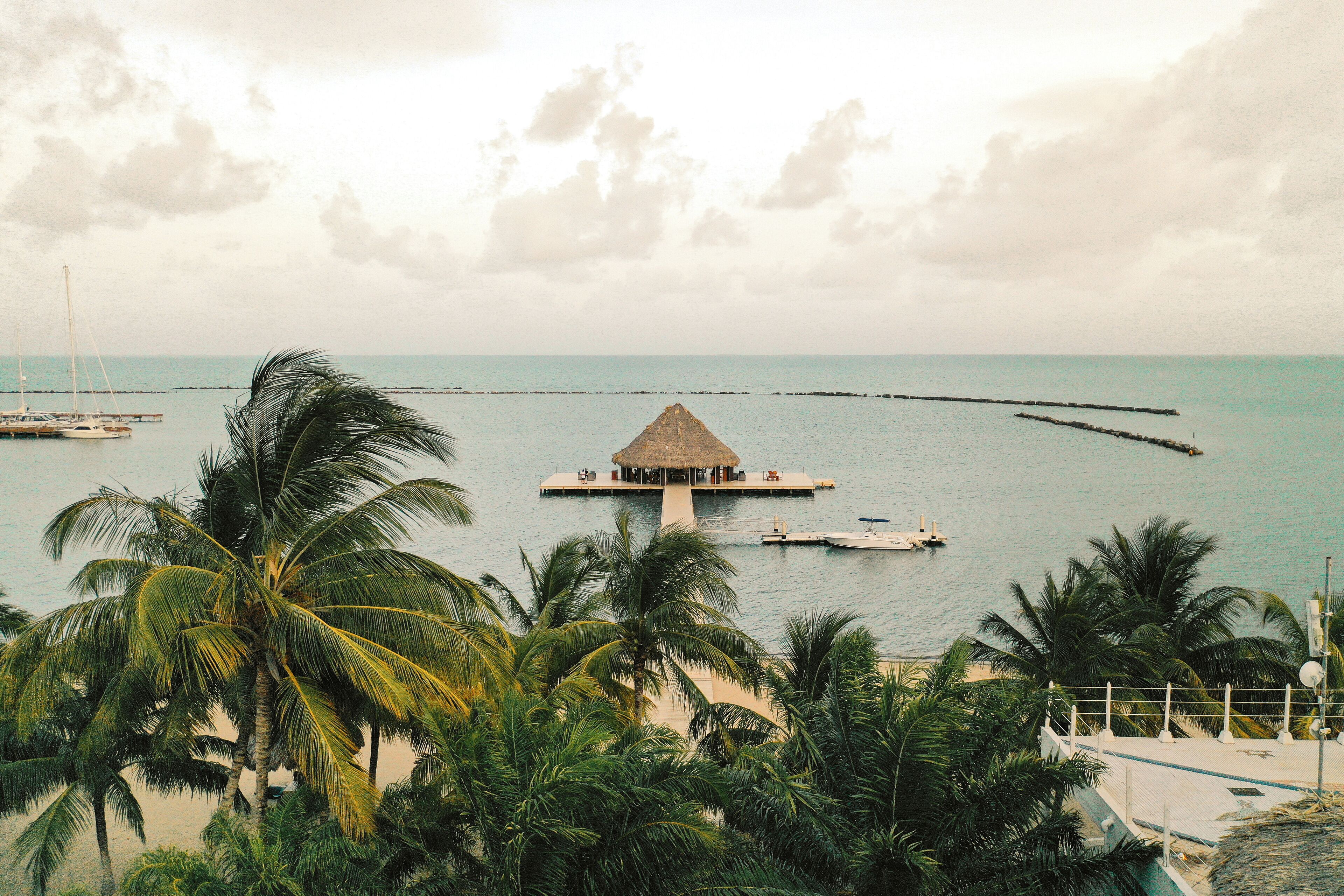 2 restaurants, breakfast, lunch, dinner served; pizza