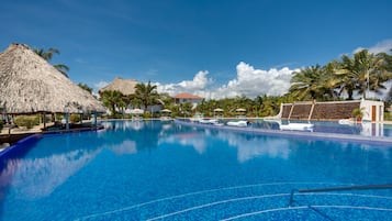 Kolam renang terbuka, payung kolam, kerusi lepak pantai