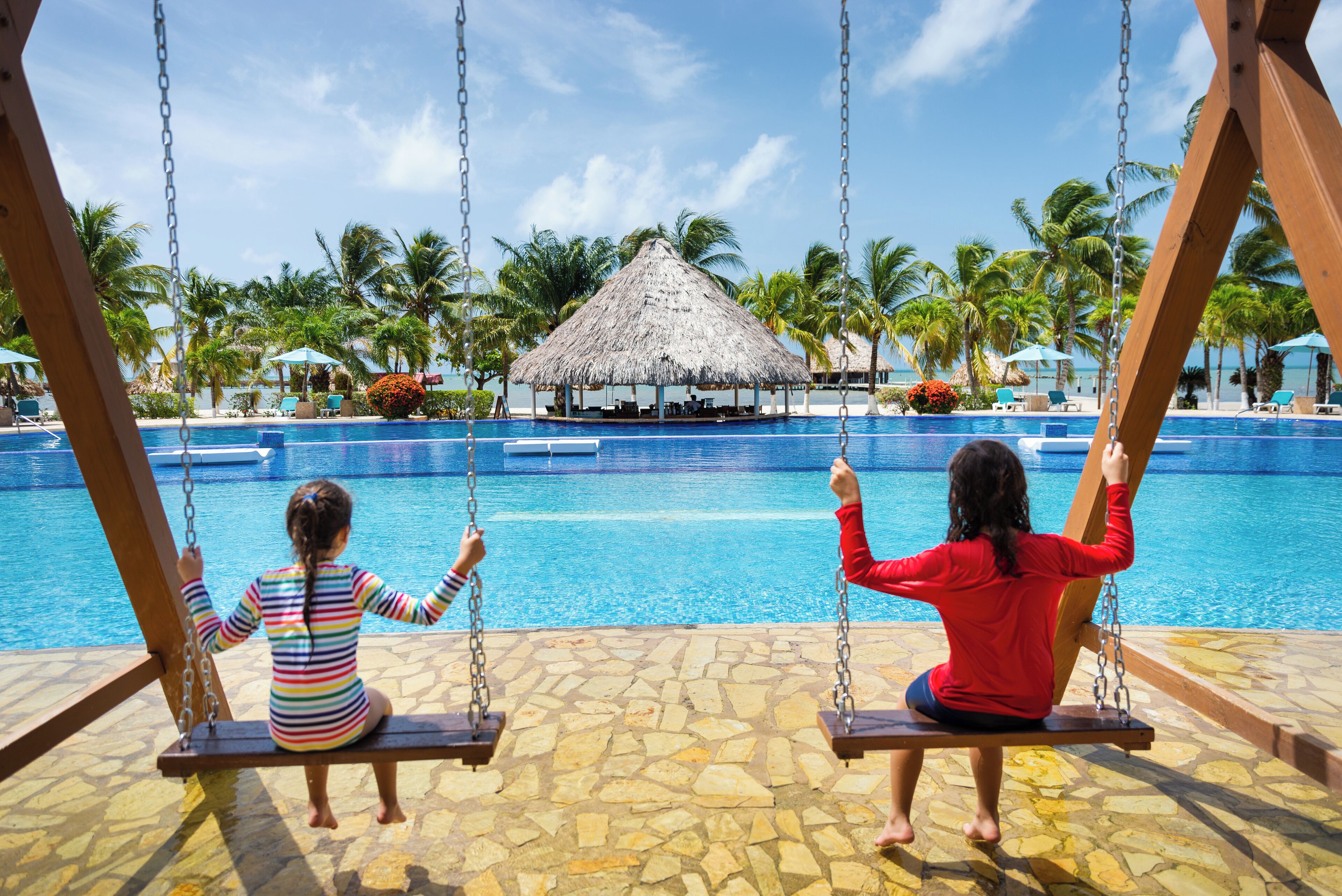 Εξωτερική πισίνα, ομπρέλες πισίνας, ξαπλώστρες