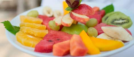 Un plato con una variedad de frutas, incluyendo sandía, kiwi y rodajas de manzana.