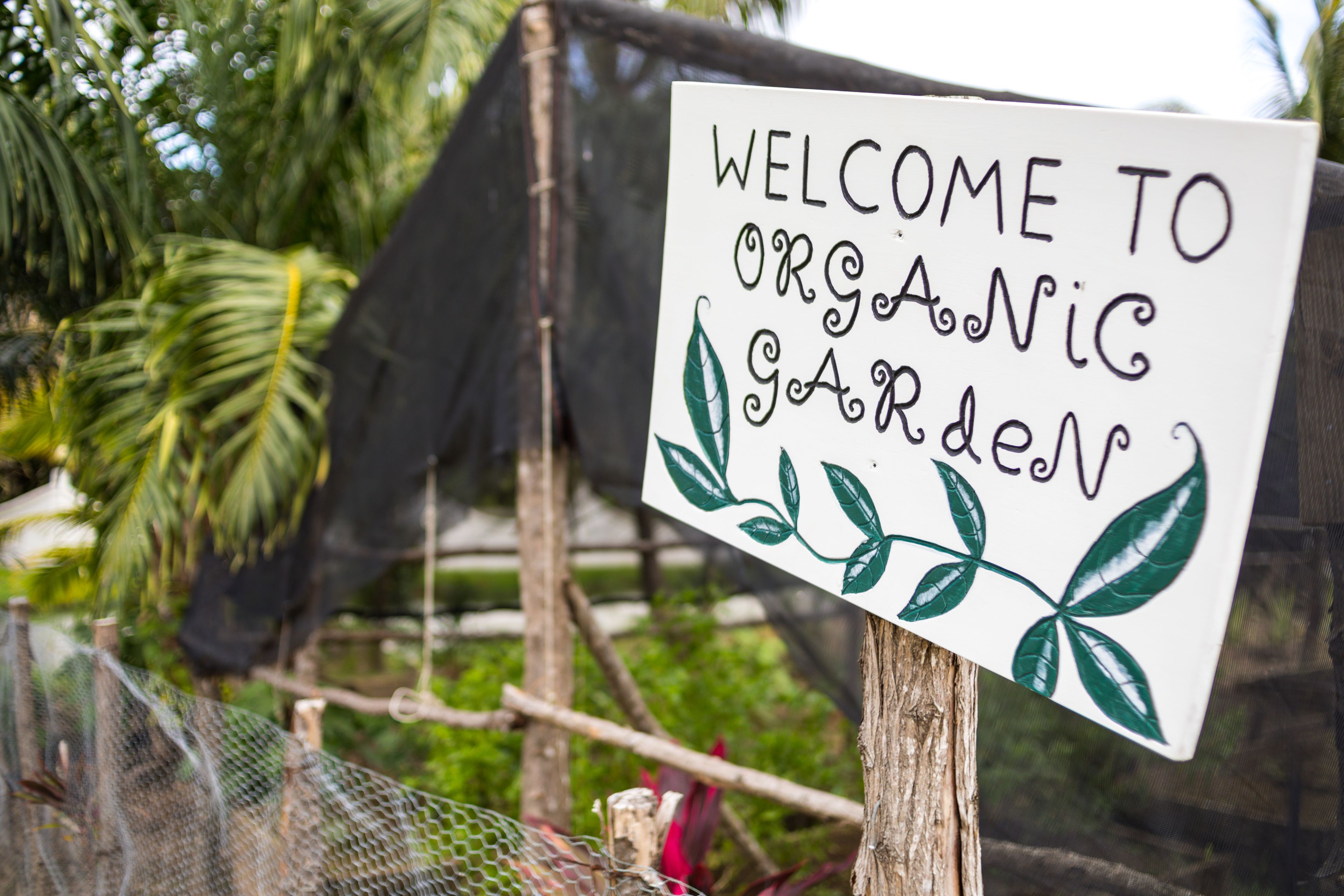 Un panneau accueillant les visiteurs d’un jardin biologique.