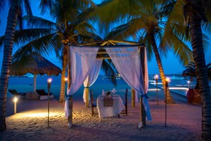 2 restaurants; breakfast, lunch, and dinner served - Placencia Resort (Placencia)