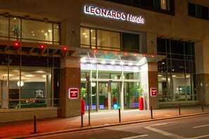 The exterior of the Leonardo Hotels building with large windows, a glass entrance, and a sign above the entrance. - Leonardo Hotel Plymouth (Plymouth)
