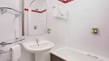 Um banheiro moderno com pia branca, prateleiras de vidro, espelho, banheira e detalhes em azulejos vermelhos.
