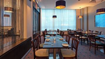 Petit déjeuner et dßner servis sur place, spécialités Cuisine anglaise