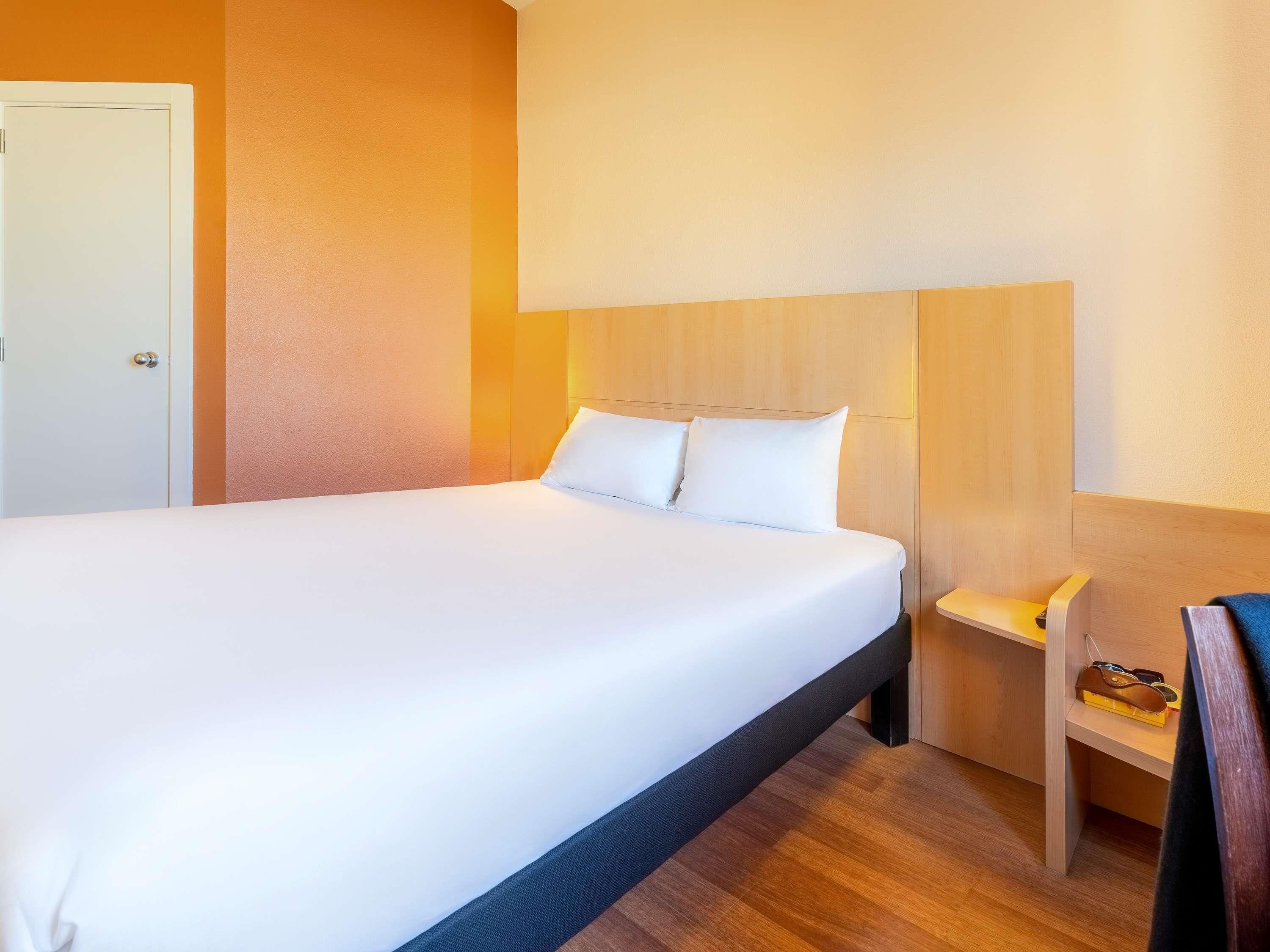 Caja fuerte, tabla de planchar con plancha, wifi gratis y ropa de cama