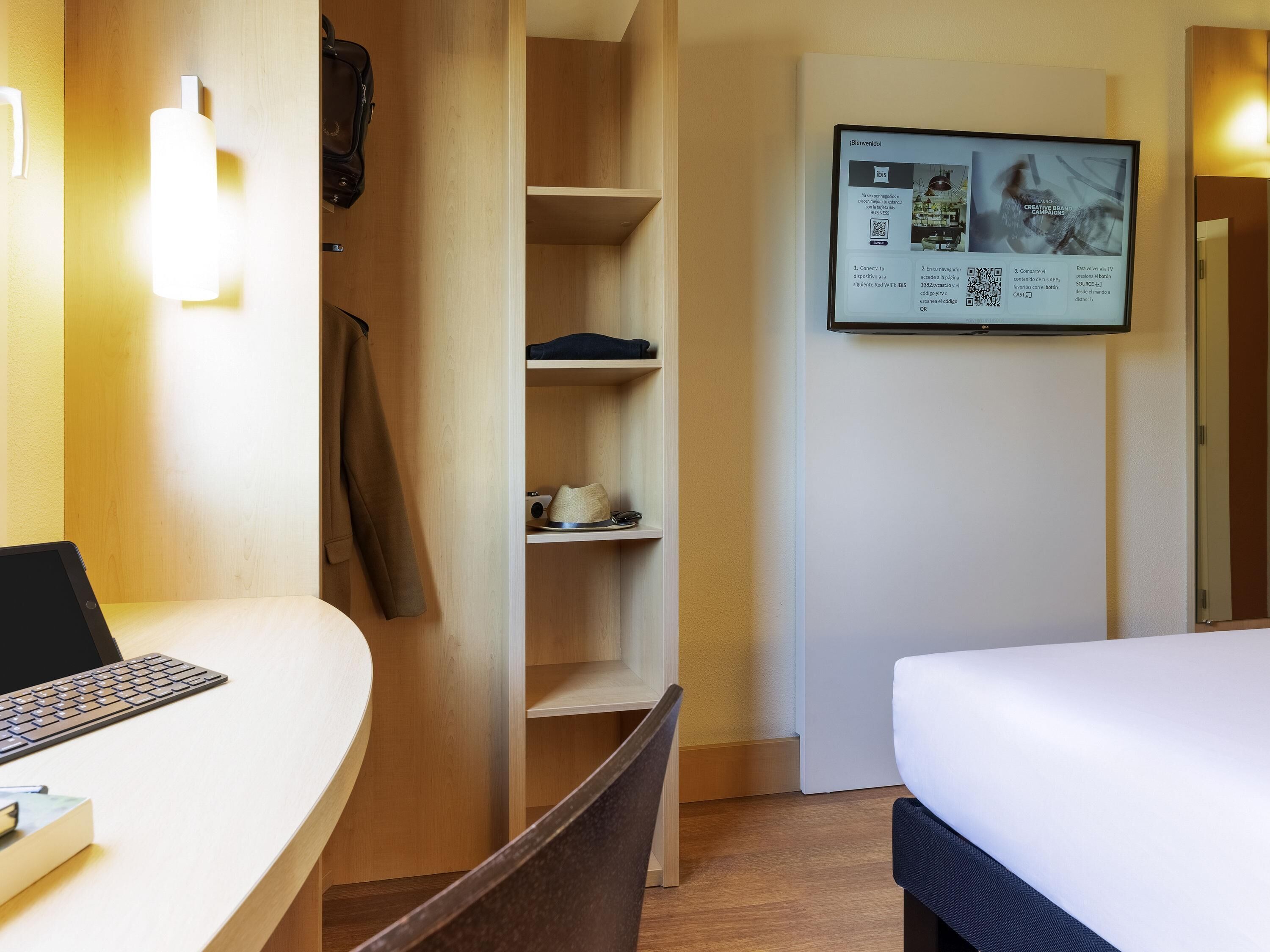 Caja fuerte, tabla de planchar con plancha, wifi gratis y ropa de cama