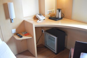 Habitación superior, 1 cama matrimonial | Caja de seguridad en la habitación y tabla de planchar con plancha 