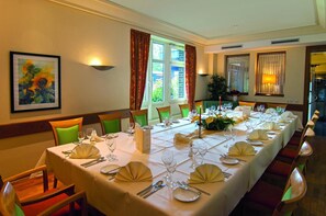 Frokost, lunsj og middag serveres, middelhavsretter, utsikt mot hagen 