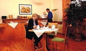 Daily buffet breakfast for a fee