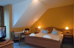 Hypo-allergenic bedding, in-room safe, desk, blackout curtains