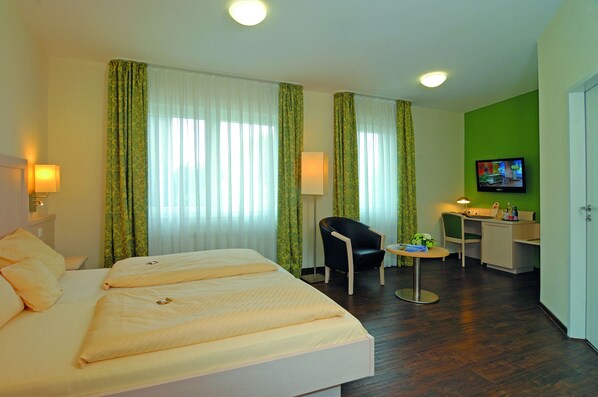 Hypo-allergenic bedding, in-room safe, desk, blackout curtains