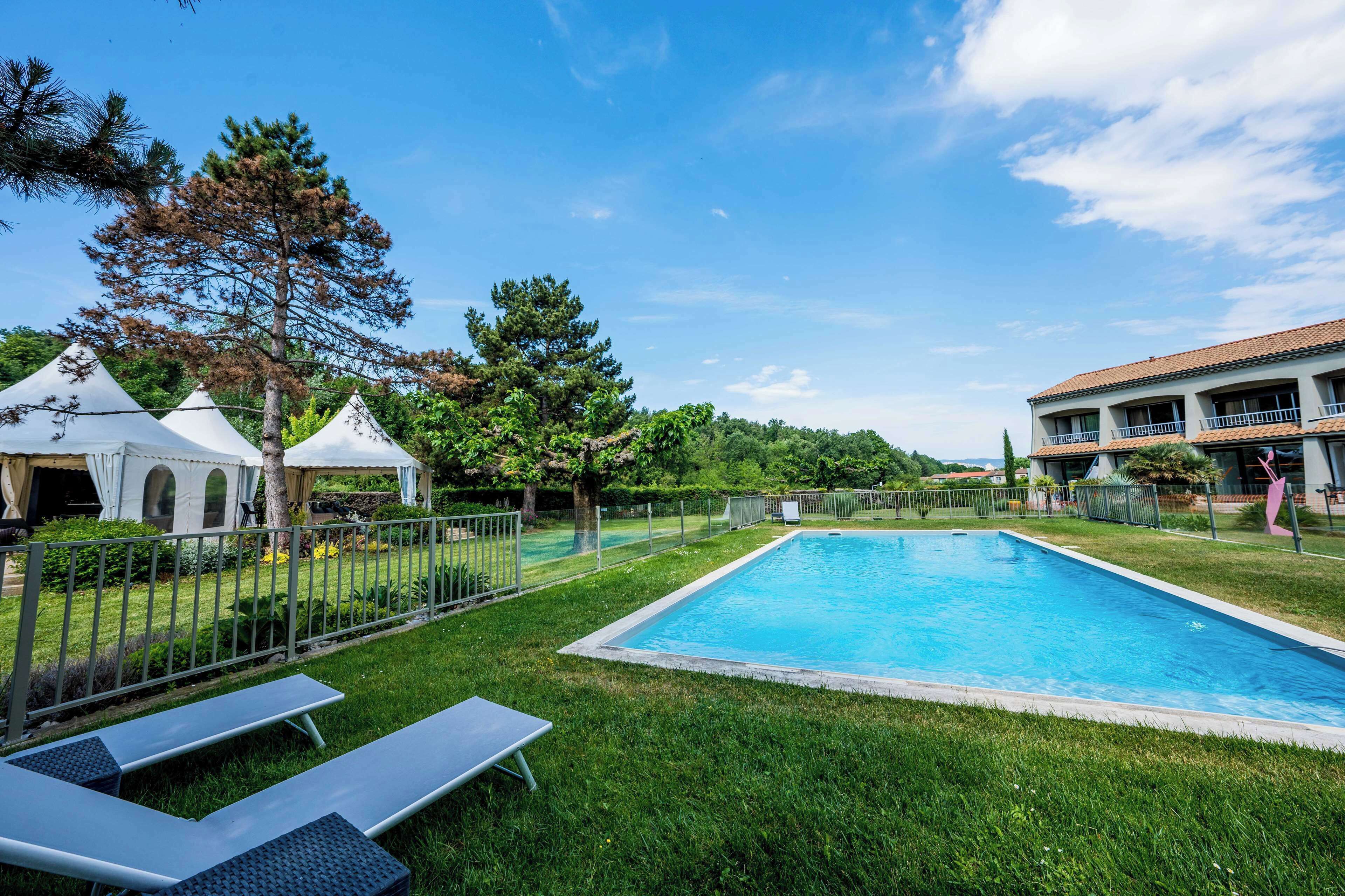seasonal outdoor pool, pool loungers